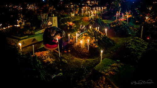 cemetery mexico oaxaca diademuertos candels ofrenda sdosremedios size1x2 ©stevendosremedios santamaríaatzompa