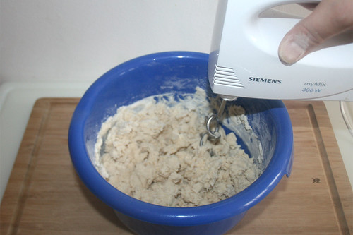 18 - Teig kneten / Knead dough