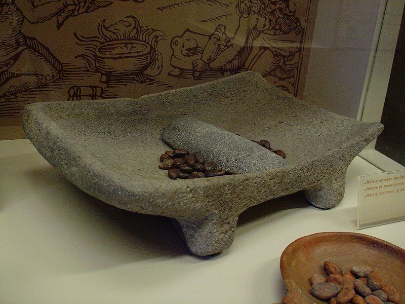 7. El metate, básico para la fabricación del chocolate a la piedra. Autor, Yelkrokoyade