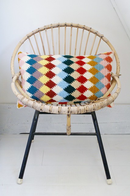 wood & wool knitted harlequin pillow 017