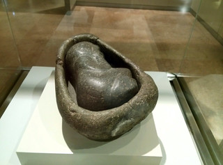 Una obra maestra, una representación de un feto en el interior del útero de la madre, realizado en Perú, en piedra.