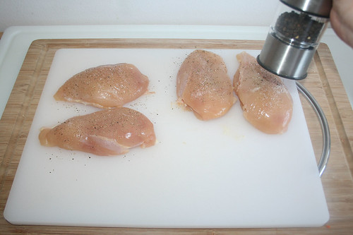 34 - Hähnchenbrust mit Pfeffer & Salz würzen / Season chicken breasts with pepper & salt