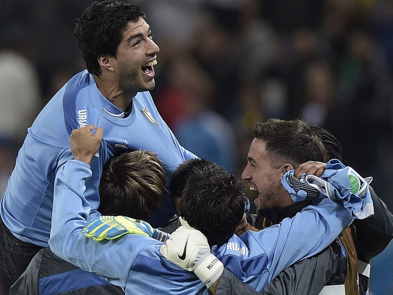 140619_URU_v_ENG_2_1_Luis_Suarez_celebrates_vicotory_with_team-mates_HD