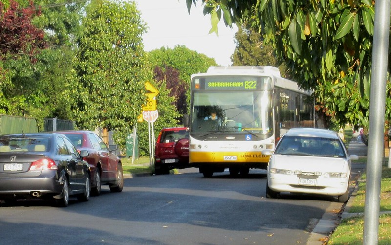 Bus 822 navigating a side street in Bentleigh East