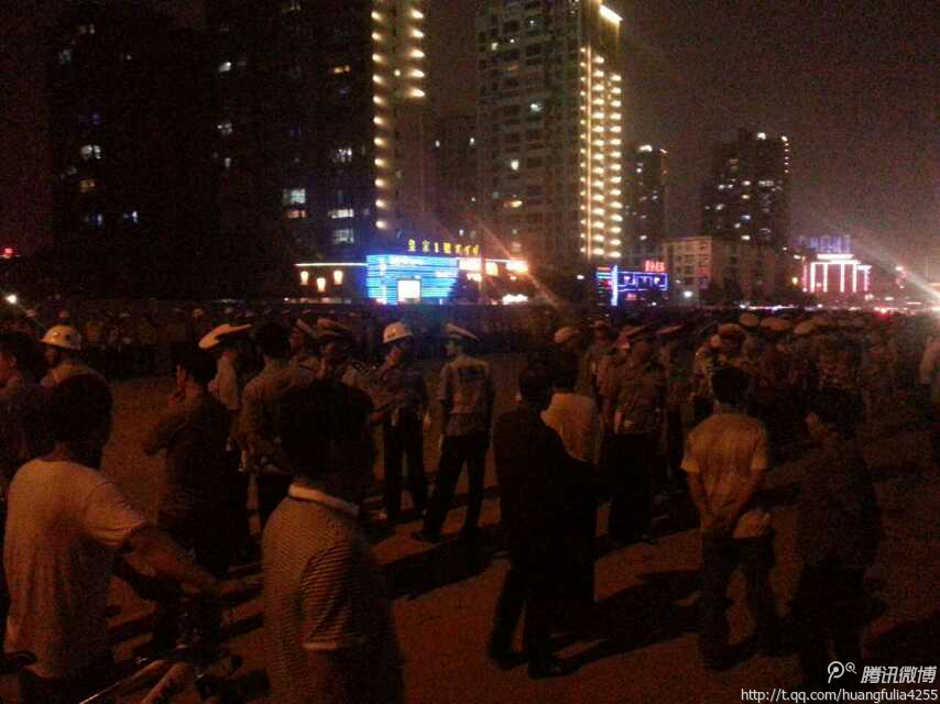 湖南省邵阳市江北广场交警暴力执法被围堵
