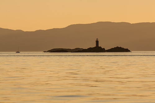 sunset lighthouse silhouette island gold golden sundown beaconlight