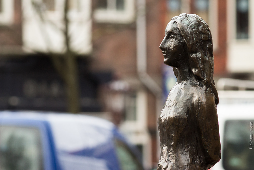 Памятник Анне Франк в Амстердаме