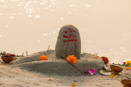 flowers india sunrise river dawn sand worship shiva hinduism incense ganga ganges mela sangam allahabad prayag uttarpradesh yamuna shivling kumbh triveni
