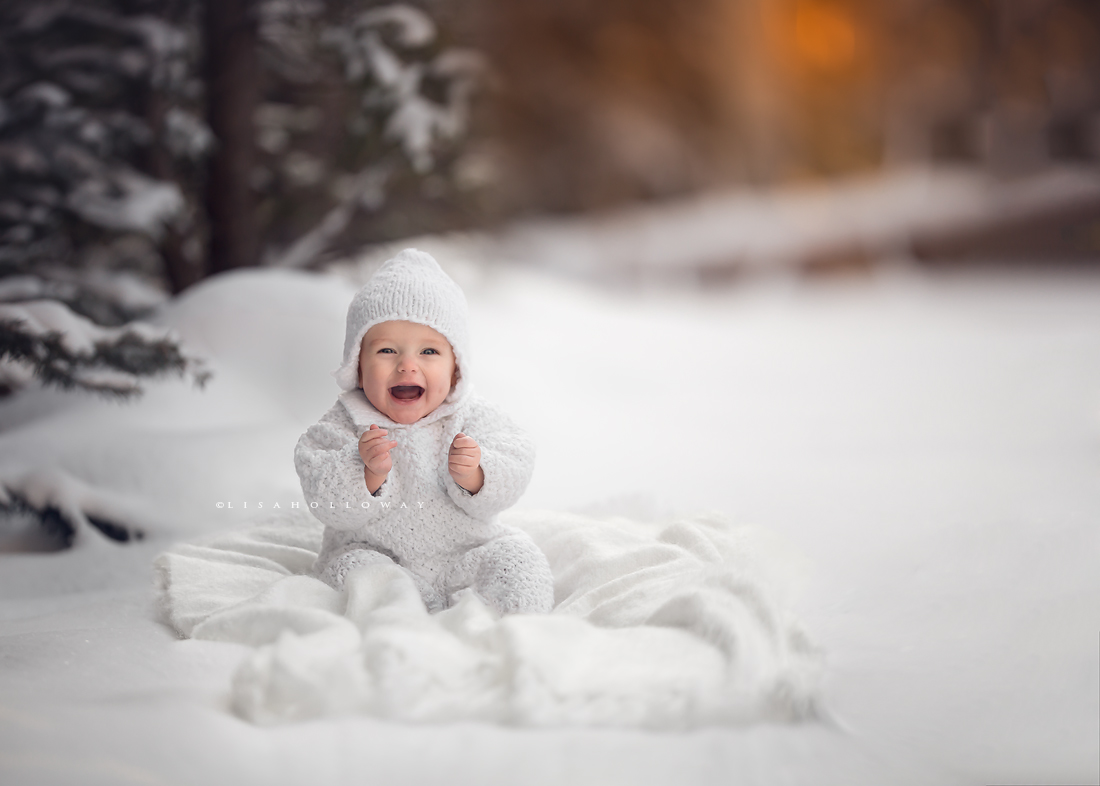 Малыши снежки. Дети зимой. Дети в снегу. Детская фотосессия в снегу. Зимняя фотосессия с ребенком.