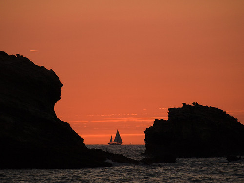 sunset orange france silhouette boat rocks sailing olympus 64 biarritz paysbasque e510