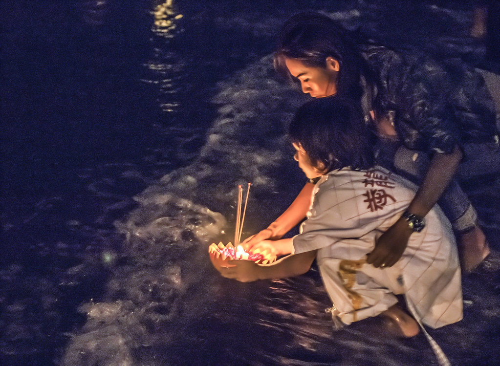 Loi Kratong - Festival When The Sky And The Water Sparkle