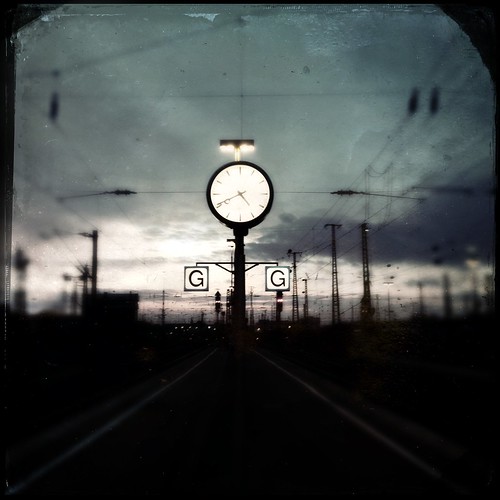 winter sunset clock clouds hauptbahnhof wires trainstation ruhrgebiet dortmund ruhrpott hipstamatic ctypeplatefilm tinto1884linse