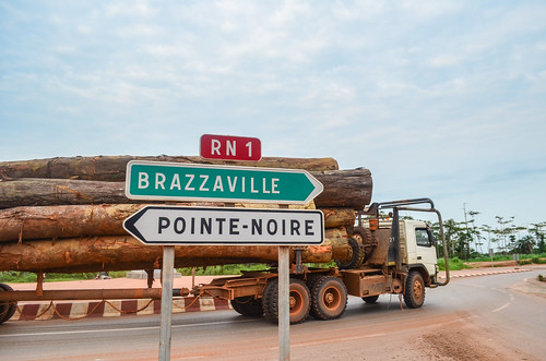 africa road bicycle sign truck cycling roundabout logs congo velo vélo cyclotourisme brazzaville cycletouring loggingtruck pointenoire day431 grumier timberlorry freewheelycom woodlogging pointenoiredolisieroad