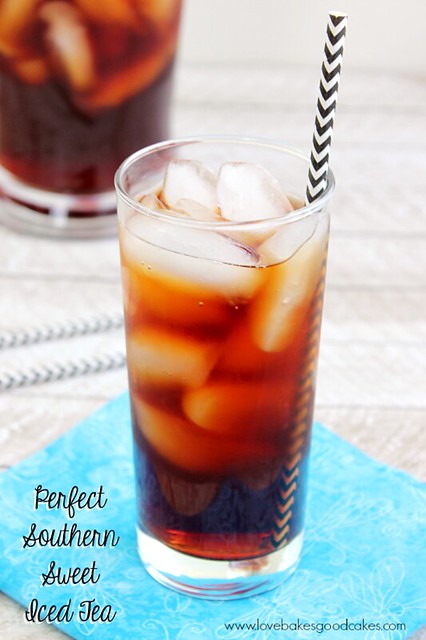 Cool off this Summer with a nice, big glass of this Perfect Southern Sweet Iced Tea!! There's a simple trick to keep it from being bitter! #sweettea #drinks #summer