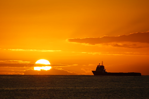 sea sun sol sunrise boat barcos amanhecer vessels supply imbetiba