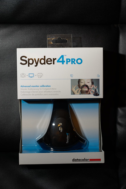 【Spyder 4 Pro】正面打開塑膠盒，裡面比較偏向原始的包裝，只有英文的說明。