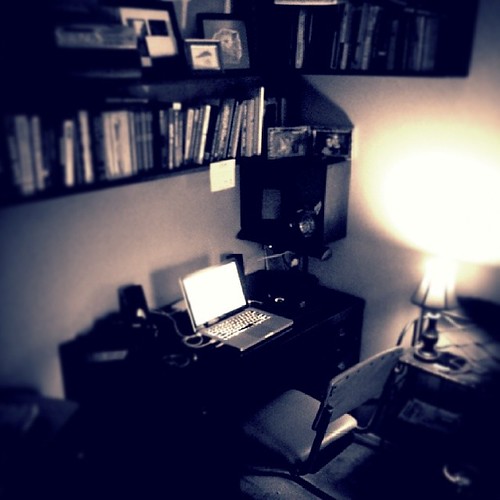square squareformat writer creator homeoffice personalspace moodlighting macbook iphoneography instagramapp uploaded:by=instagram