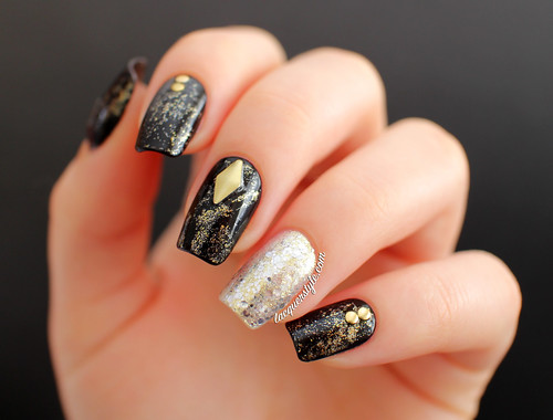 Lacquerstyle.com: Gold Studded Nails