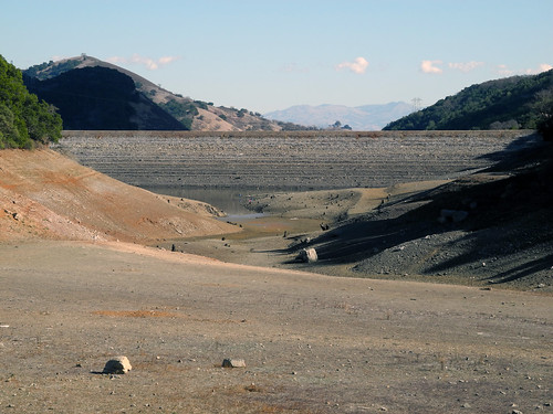 2014年2月美國加州的水庫，水位低於正常值。（來源：Ian Abbott）