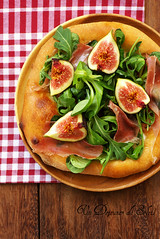 Prosciutto and figs pizza