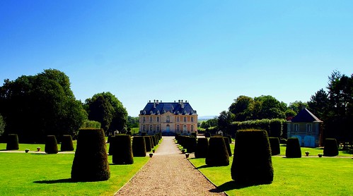thechâteaudevendeuvre chateau castle statelyhome calvados normandy normandie france manicuredgardens historicmonument mickyflick topiary