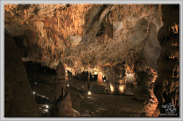 8 Valle de Carranza, Cueva de Pozalagua