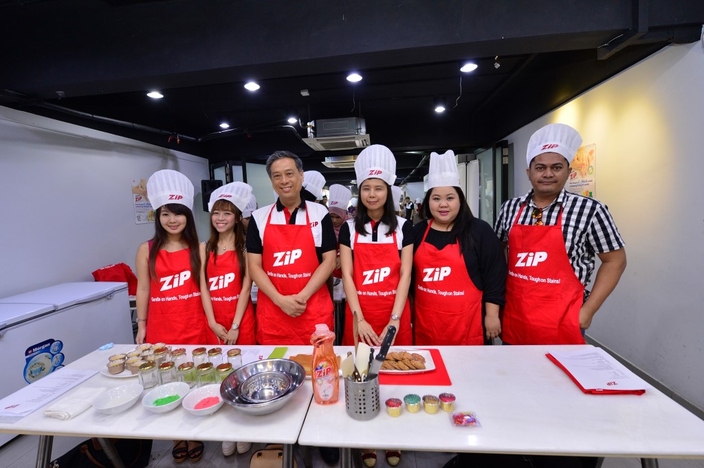 Mr Francis Ng  and Ms Leong Mei Hwa Join hte media for the ZIP kitchen challenge (Custom)
