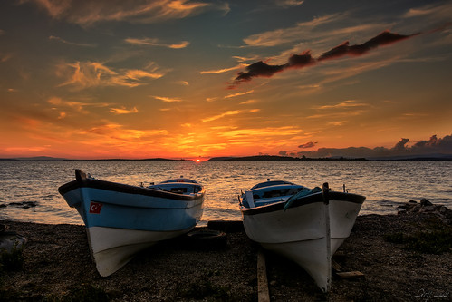 boat light gölyazı apolyont sunset uluabat bursa turkey lake clouds
