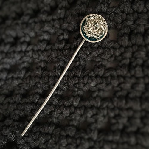 To do the pin by @oogdesign justice, a closeup is essential. #knitmas @knitmas #shawlpin