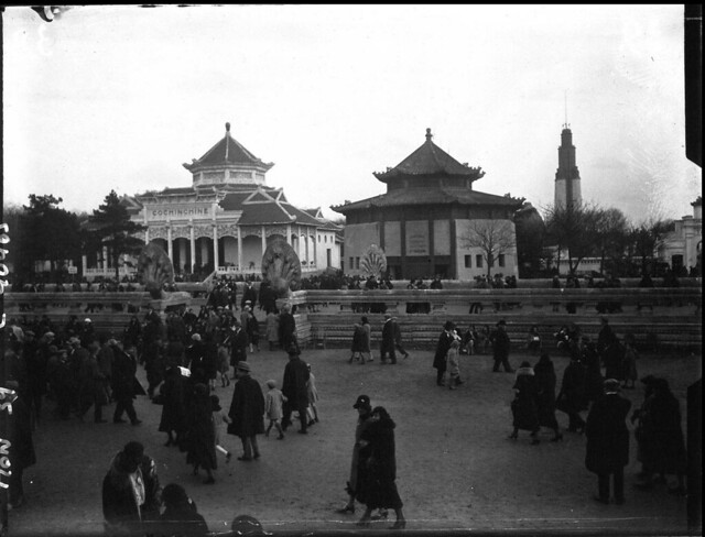 Exposition Coloniale 1931 - vue d'ensemble, au premier plan  le pavillon de la Cochinchine