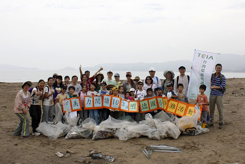 台灣環境資訊協會昨（18日）與台北市明德國小2年4班，共同在國聖埔舉辦淨灘活動。
