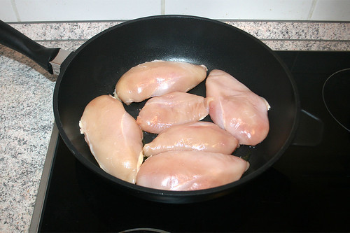 23 - Hähnchenbrust in Pfanne geben / Add chicken breast in pan