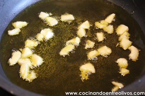 Lasaña negra de gambones y patata sobre salmorejo de piquillos www.cocinandoentreolivos (19)