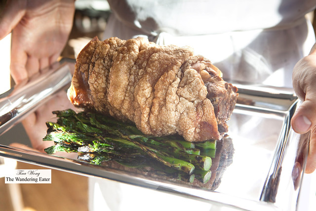 Presentation of the Crunchy skin roast pork