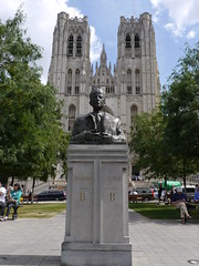 Bruxelles - Statue du roi Baudouin devant la cathédrale des Saints-Michel-et-Gudule