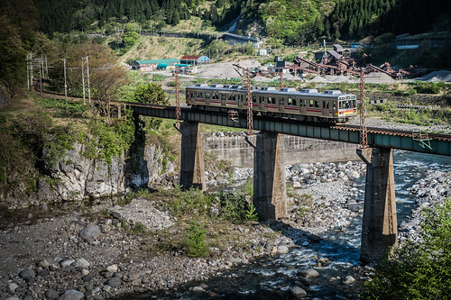 bridge japan train river toyama tateyama alpineroute runningtrain nakaniikawadistrict
