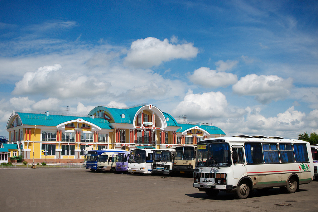 Автовокзал бийск. Автовокзал Бийск автобусы. Бийский вокзал. Бийск автовокзал 2007. Район вокзал Бийск.
