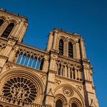 Esplendores de Piedra y de Gloria: Notre Dame y su Fachada