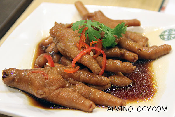 Steamed Chicken Feet with Abalone Sauce (S$5)