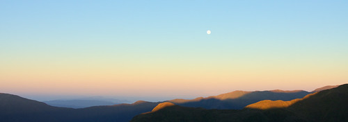 morning newzealand moon mountain mountains sunrise landscape fullmoon aotearoa kapitiisland tararuas tararuaranges