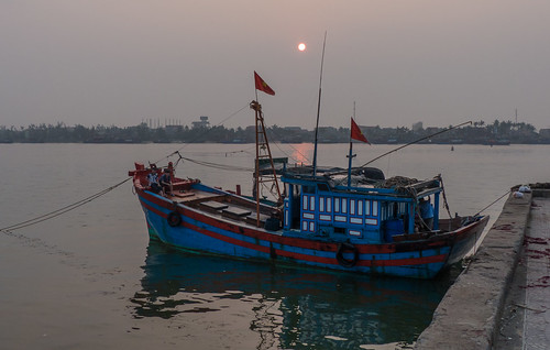 sunrise river haze seasia vietnam fishingboats donghoi