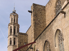 El campanario, pero esta iglesia cual fue su primer nombre, como se la conocia? * Santa María de Les Arenes