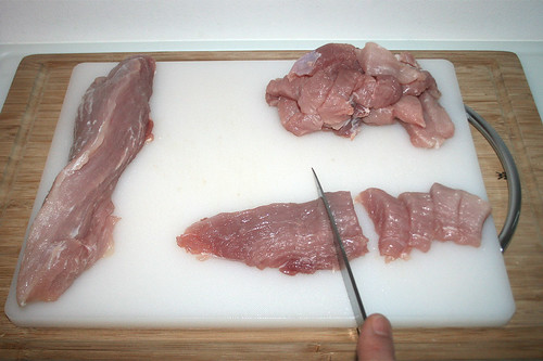 14 - Fleisch in Streifen schneiden / Cut pork in stripes