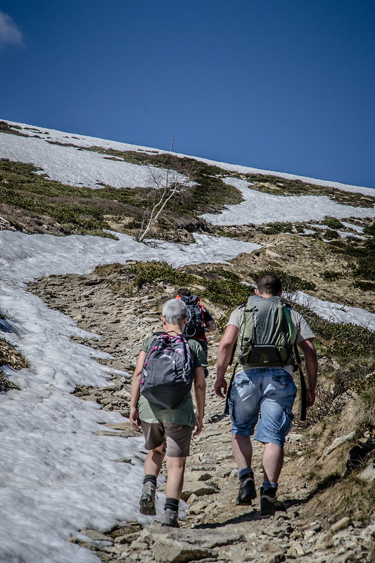 Path towards Eagle's Peak, snow and rocks