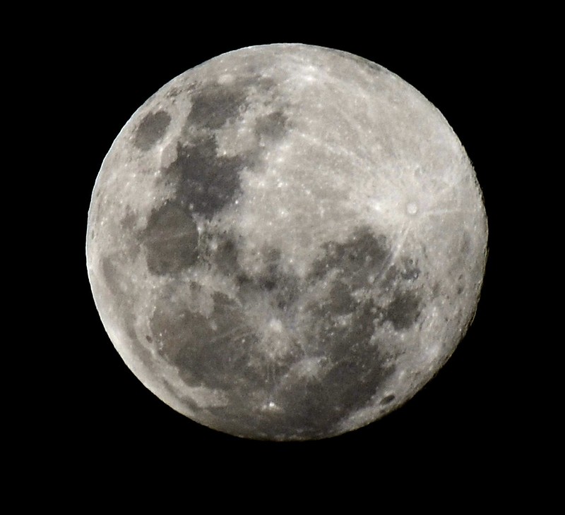 Лунная красавица. Луна 00033. Когда появилась Луна. The Moon is beautiful today.