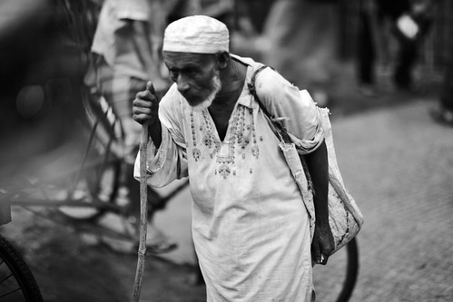 street candid oldman beggar fullframe bangladesh carwindow chittagong kazirdewri