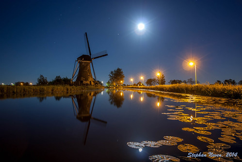 moon reflection water windmill night lights silent haastrecht vlist boezemmolen