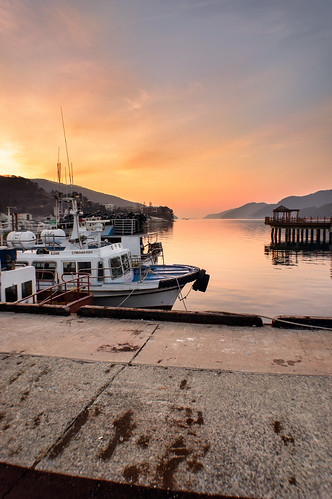 ocean sunset sea port landscape bay pier boat seaside fishing nikon asia pacific korea seafront southkorea goldenhour rok 한국 일몰 바다 tongyeong gyeongsangnamdo 통영 경상남도 mujeondong