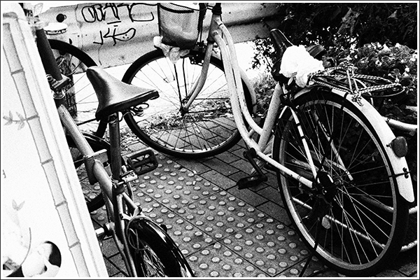 青山通り［ラフモノクロ］　自転車