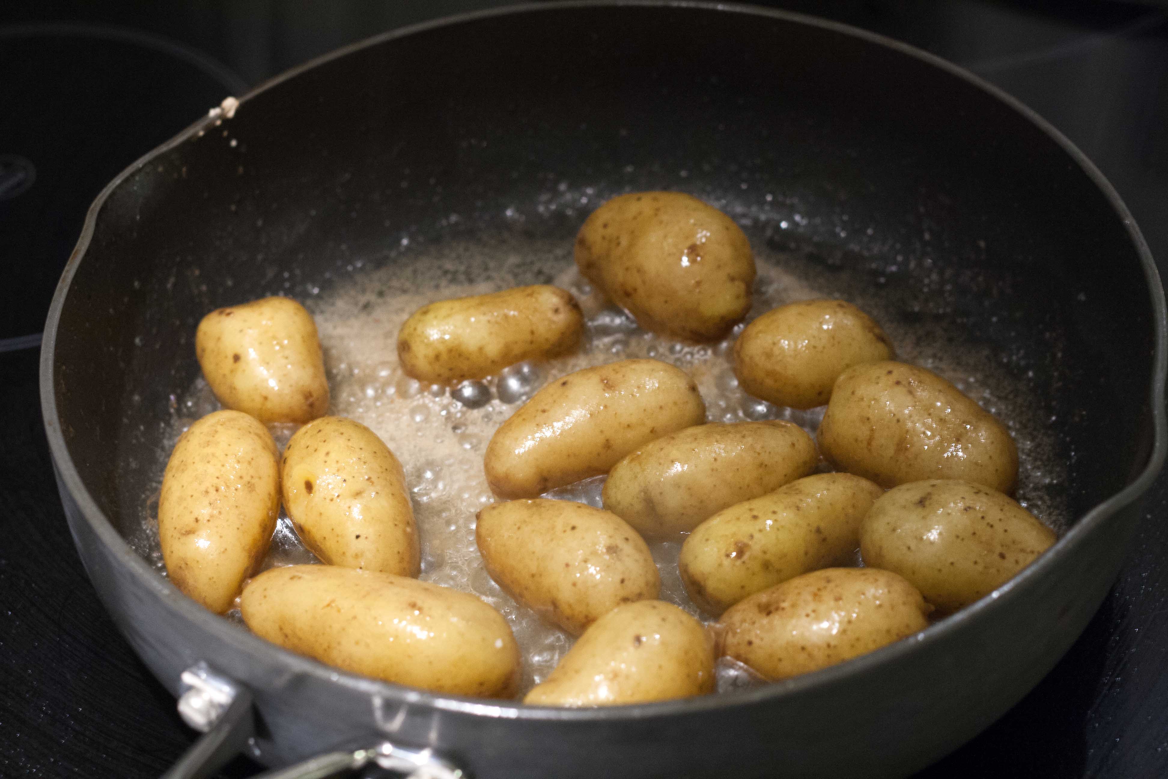 Opskrift på Andebryst med smørstegte kartofler & grønkålssalat